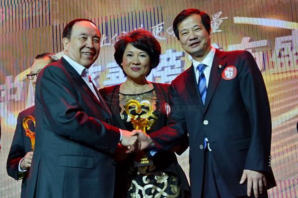 陈怀德和胡静接受颁奖