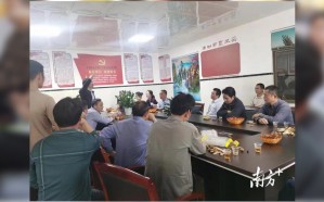 橘万家公司认真听取专家教授讲解化橘红管理技术