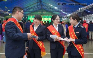 化州市税务局开展“减税降费政策送进橘红赏花节”宣传活动